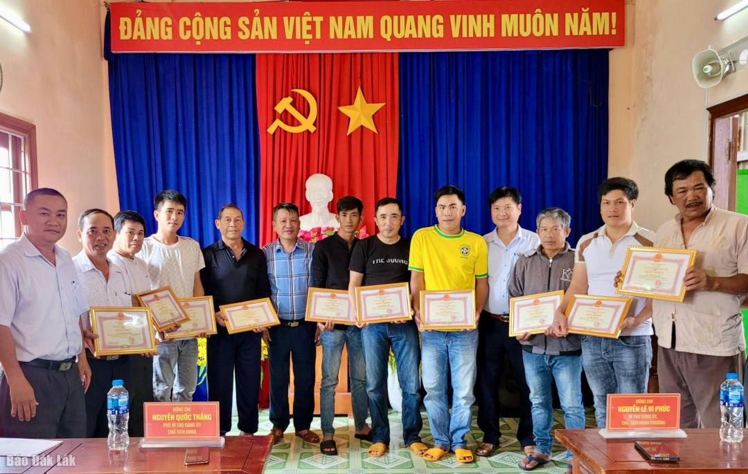 Lãnh đạo phường Bình Kiến tặng giấy khen cho các cá nhân.