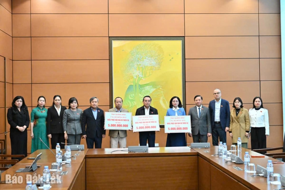 Lãnh đạo tỉnh Quảng Ninh trao tặng kinh phí hỗ trợ 3 tỉnh Đắk Lắk, Gia Lai, Khánh Hòa khắc phục
