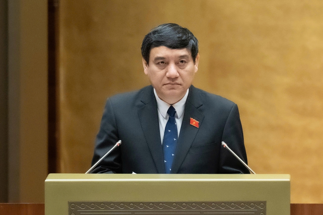 Chủ nhiệm Ủy ban Văn hóa và Xã hội Nguyễn Đắc Vinh trình bày báo cáo thẩm tra. Ảnh: quochoi.vn