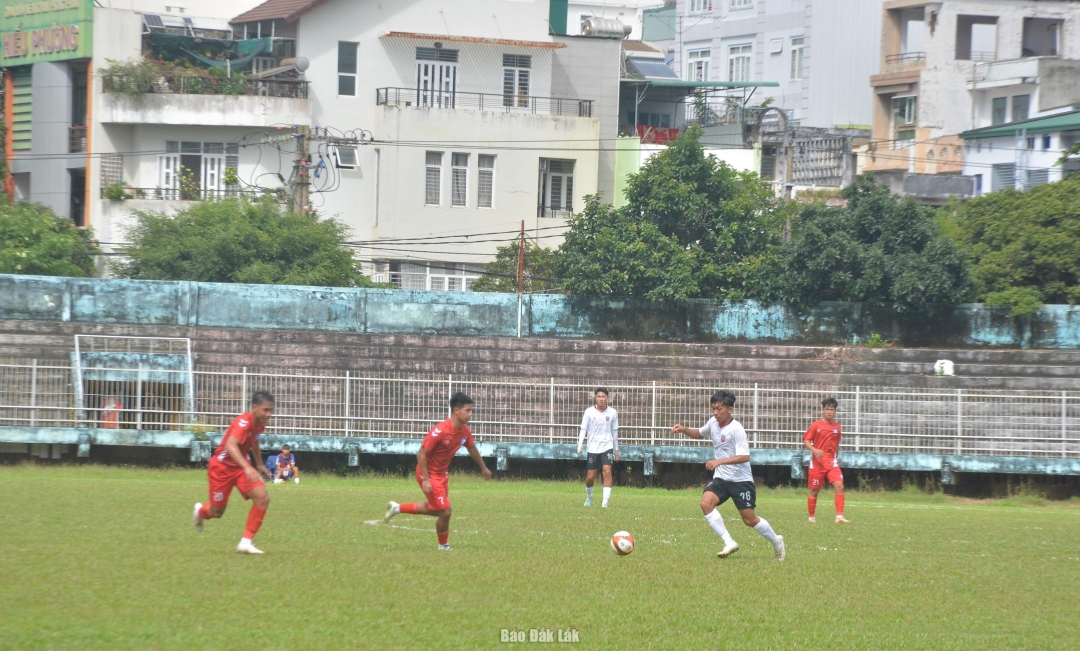Các cầu thủ áo trắng Trung tâm Huấn luyện và thi đấu thể thao Khánh Hòa tạm vươn lên đầu bảng.
