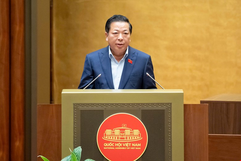 Bộ trưởng Bộ Xây dựng Trần Hồng Minh trình bày Tờ trình về chủ trương đầu tư Dự án đầu tư xây dựng Cảng hàng không quốc tế Gia Bình. Ảnh: quochoi.vn