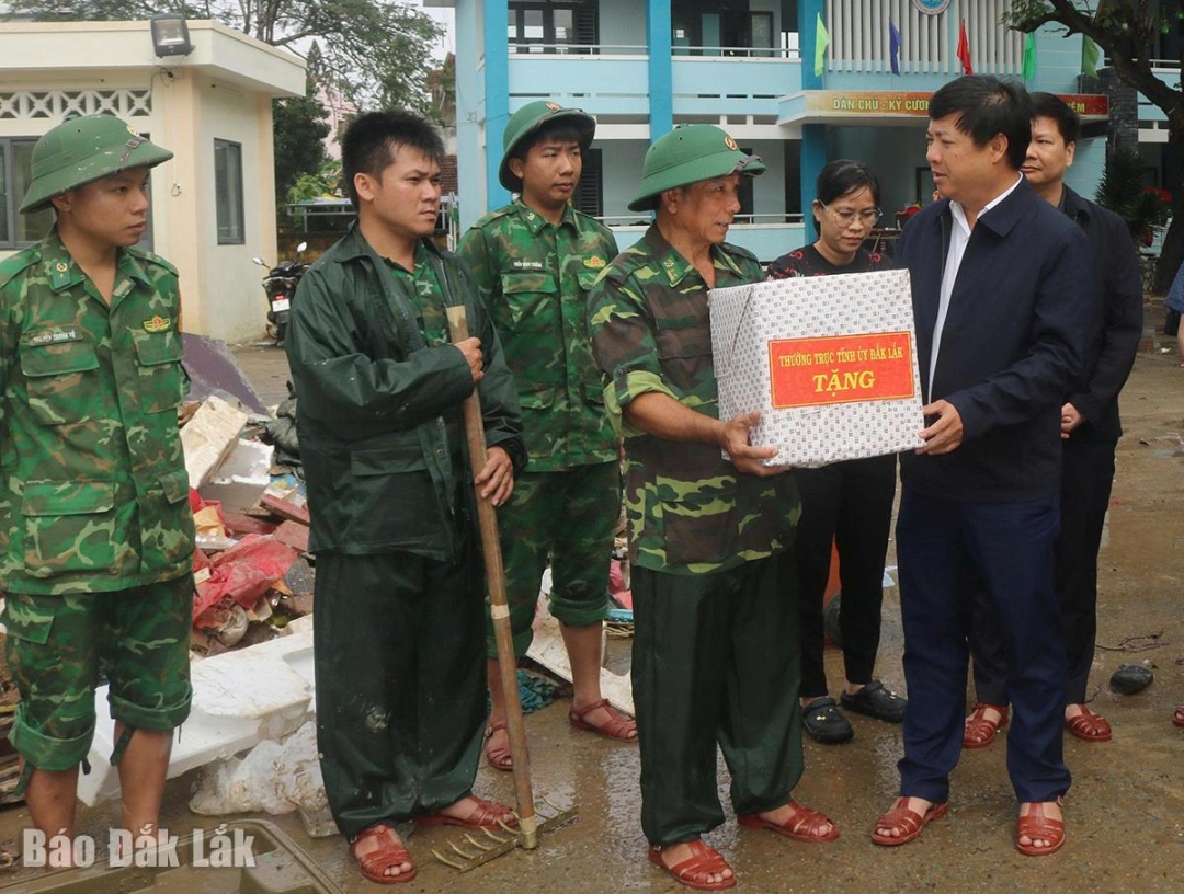 Ủy viên dự khuyết Trung ương Đảng, Bí thư Tỉnh ủy Lương Nguyễn Minh Triết trao quà động viên lực lượng bộ đội đang tham gia hỗ trợ dọn dẹp, vệ sinh khuôn viên Trường tiểu học Chu Văn An.