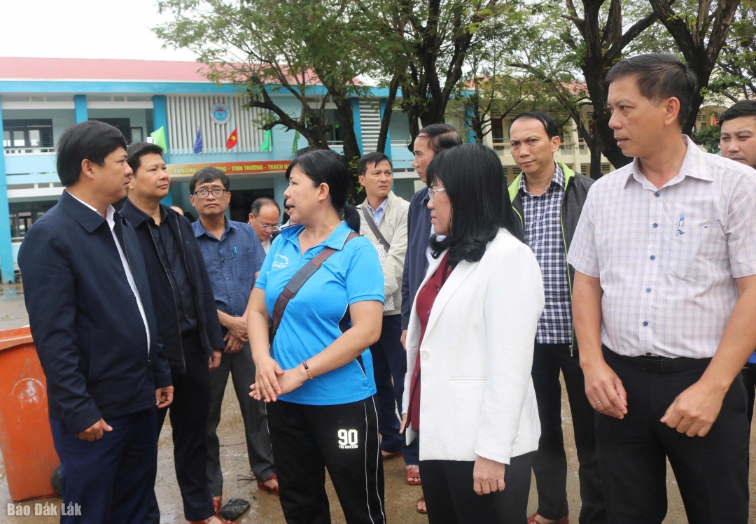 Ủy viên dự khuyết Trung ương Đảng, Bí thư Tỉnh ủy Lương Nguyễn Minh Triết đã kiểm tra công tác khắc phục thiệt hại do mưa lũ gây ra tại Trường tiểu học Chu Văn An.