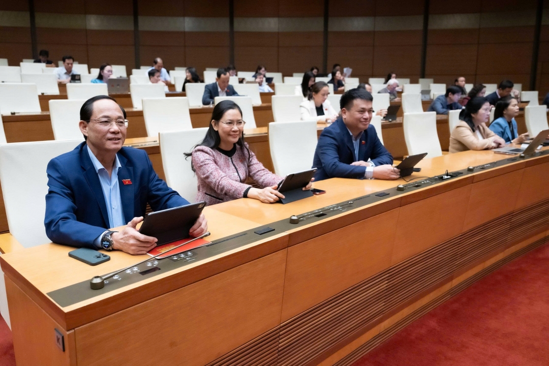 Phó Chủ tịch Quốc hội, Thượng tướng Trần Quang Phương và các ĐBQH tham dự phiên họp. Ảnh: quochoi.vn