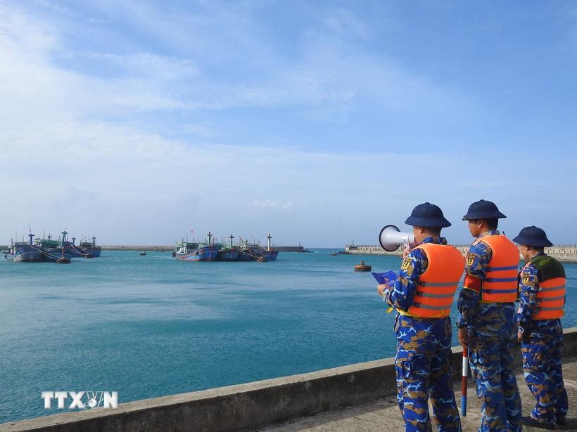 Lực lượng hải quân kêu gọi tàu thuyền vào tránh trú bão số 15. Ảnh: TTXVN