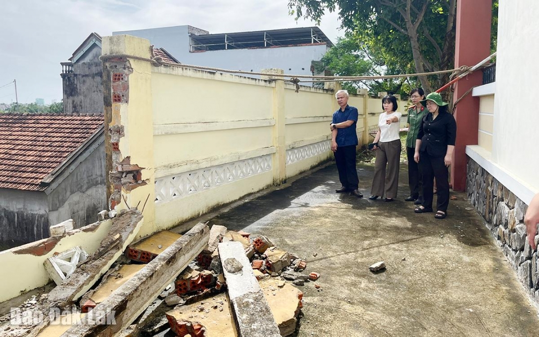 Trước mắt điểm sạt lở tại Trường THCS Đinh Tiên Hoàng đã được cố định bằng dây thừng.