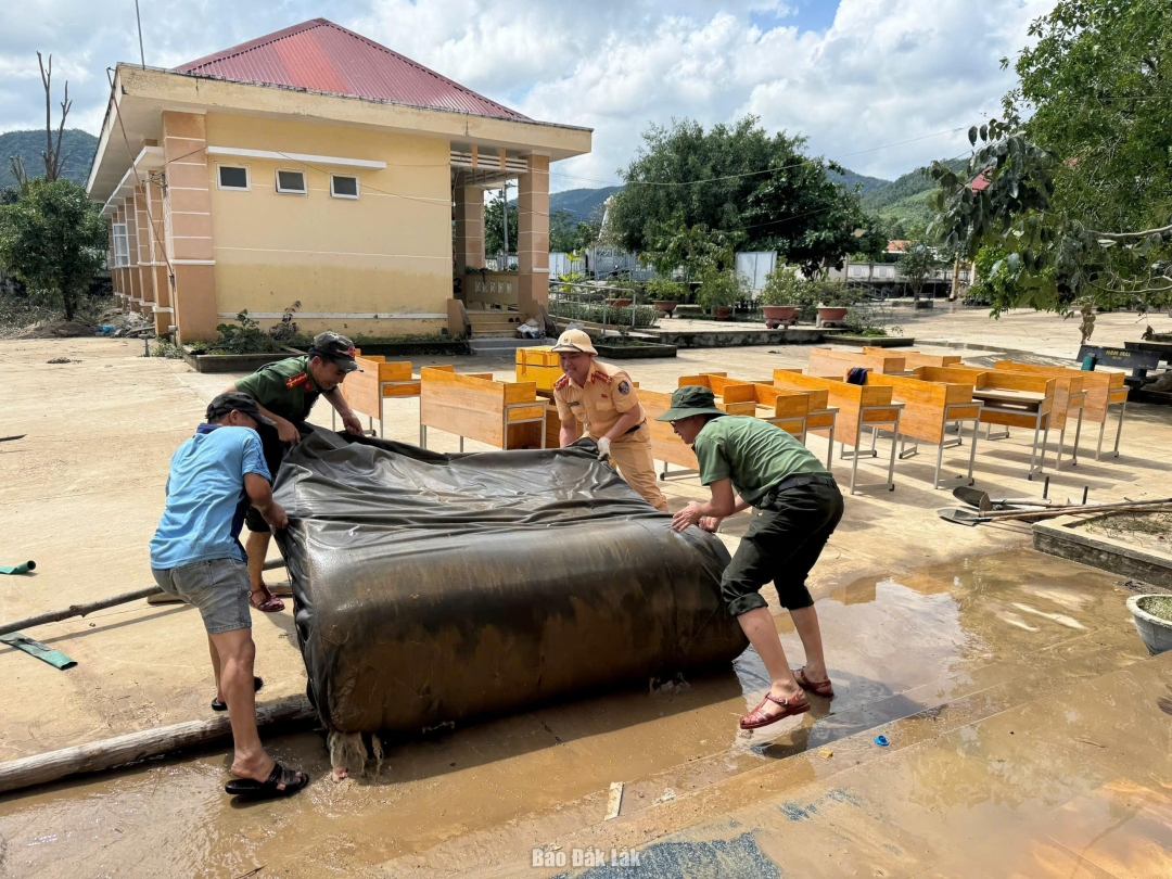 Đoàn viên thanh niên công an tỉnh giúp trường tiểu học Phú Mỡ khôi phục sau bão. 