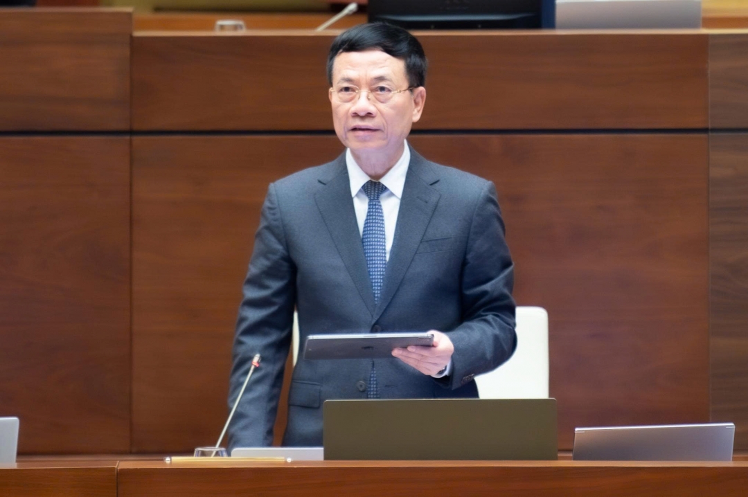 Bộ trưởng Bộ Khoa học và Công nghệ Nguyễn Mạnh Hùng tiếp thu, giải trình ý kiến của tại phiên thảo luận. Ảnh: quochoi.vn