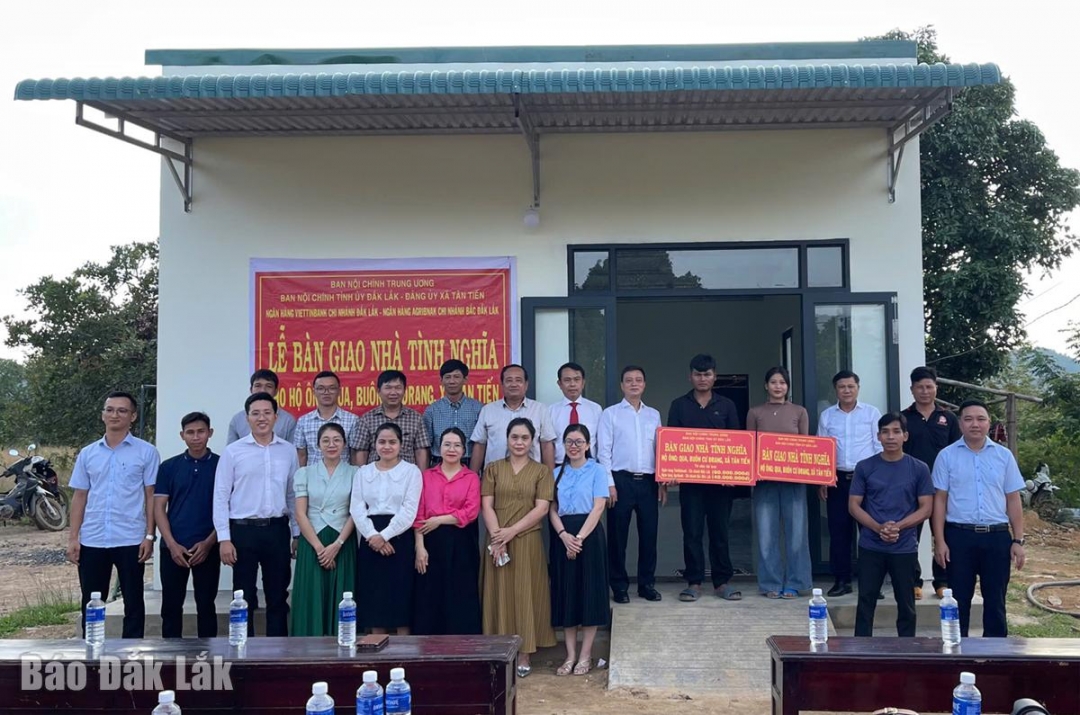 Đại diện các đơn vị trao bảng tượng trưng bàn giao nhà tình nghĩa