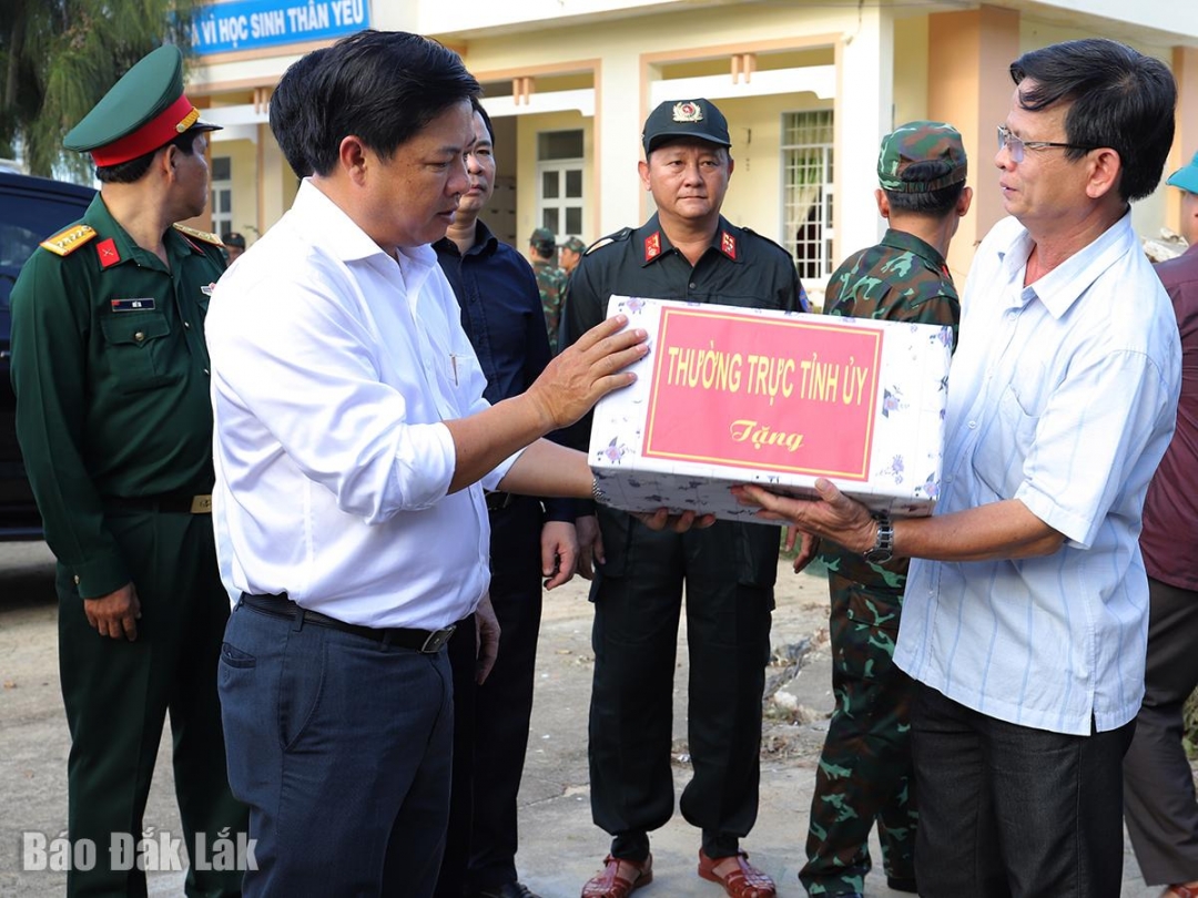 Bí thư Tỉnh uỷ Lương Nguyễn Minh Triết tặng quà của Thường trực Tỉnh uỷ và động viên nhà trường bị ảnh hưởng của bão số 13. Ảnh: T.Xuân