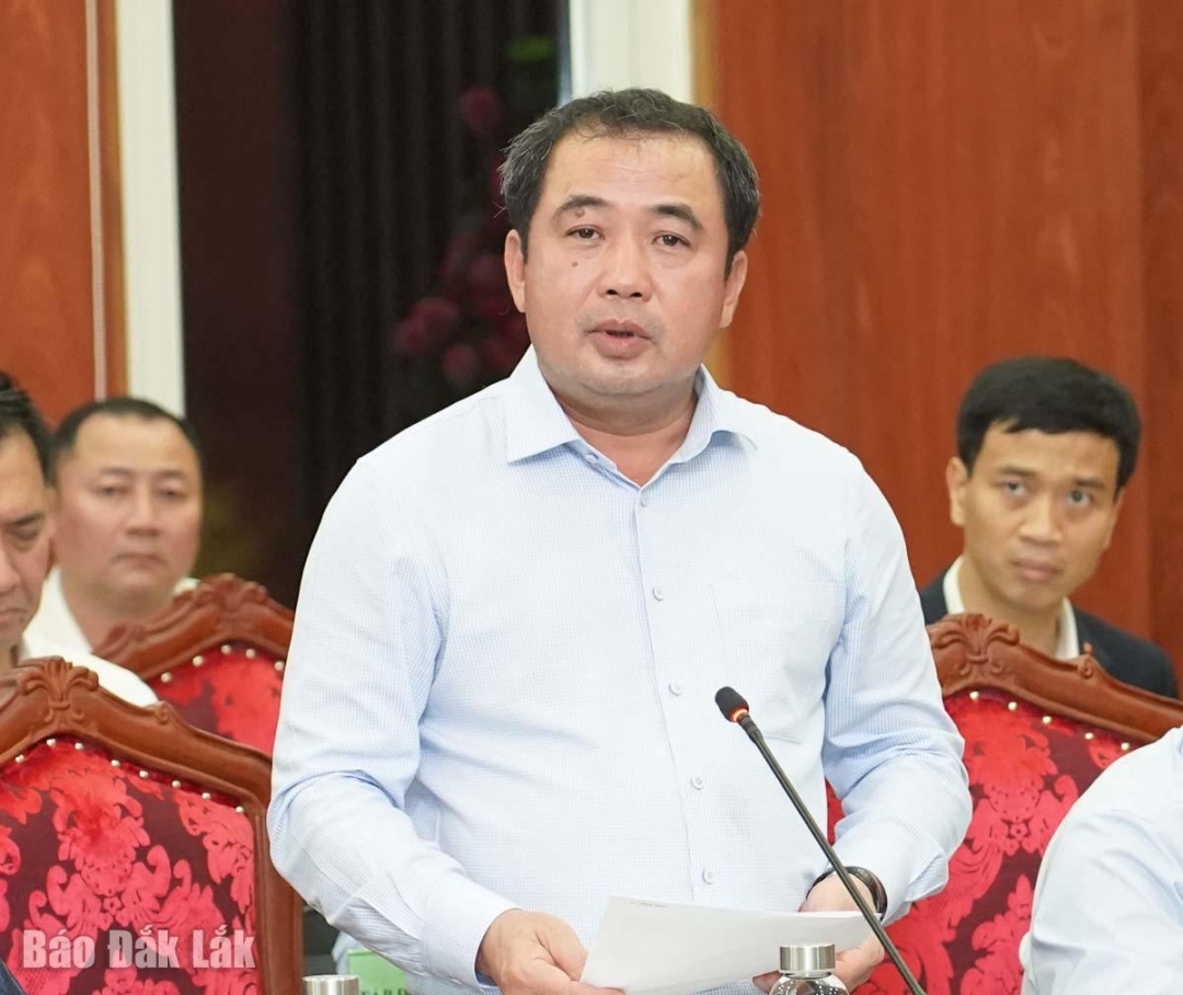 Bộ trưởng Bộ Nông nghiệp và Môi trường Trần Đức Thắng báo cáo tại cuộc họp