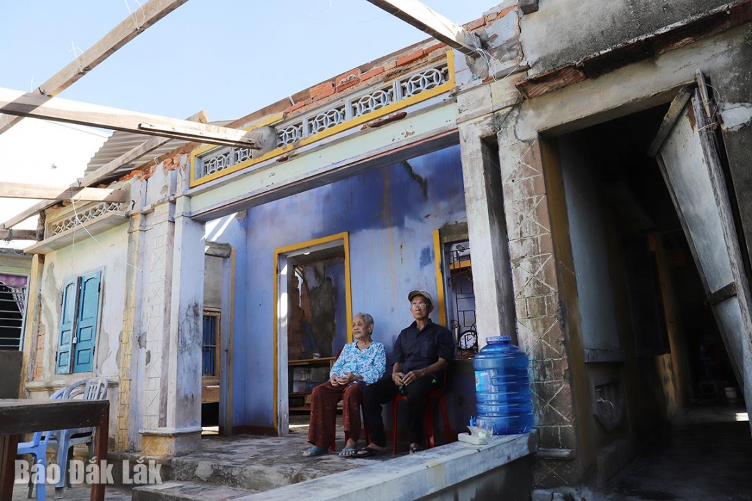 Căn nhà của vợ chồng ông Nguyễn Văn Giờ ở xã Xuân Cảnh trống hoác vì bão số 13. Ảnh: Thanh Xuân