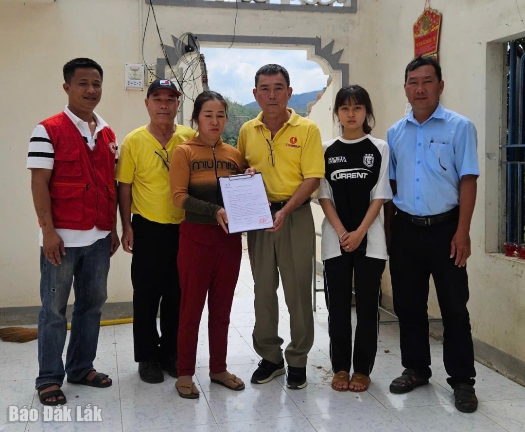 Đại diện Quỹ Thiện Tâm trao tiền hỗ trợ gia đình có người chết ở xã Xuân Lãnh