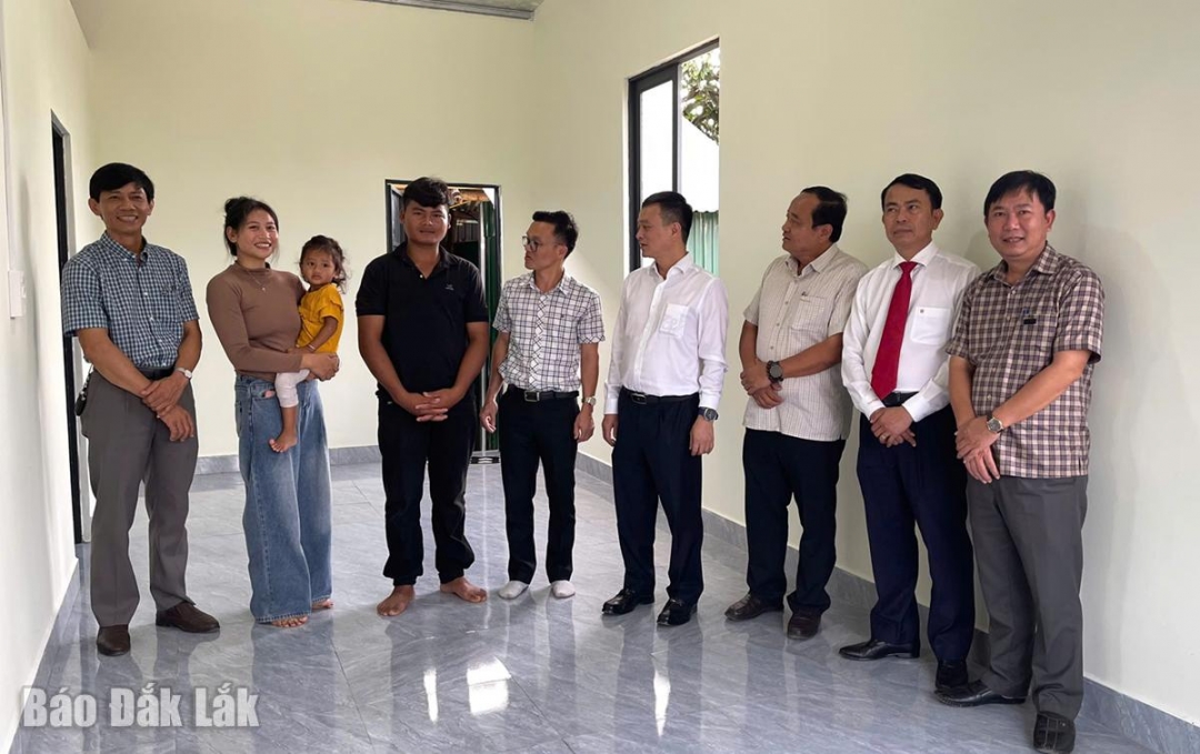 Các đại biểu cùng chia vui với gia đình anh Qua trong căn nhà mới.