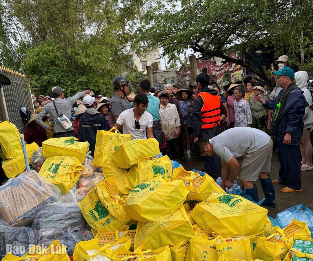 Một đoàn thiện nguyện mang tặng những đồ dùng thiết yếu đến với người dân ở khu phố Phú Nông - một thôn bị chia cắt nhiều ngày do lũ ở phường Phú Yên.