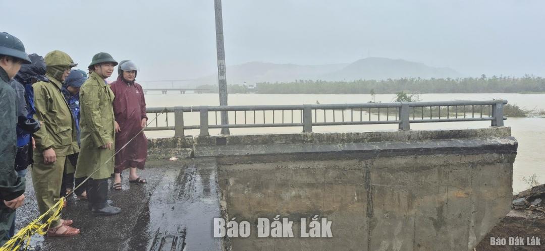 Phó Bí thư Tỉnh ủy, Chủ tịch UBND tỉnh Tạ Anh Tuấn đã trực tiếp đi kiểm tra hiện trường, chỉ đạo công tác khắc phục vị trí sạt lở tại cầu Lò Gốm, xã Tuy An Bắc. Ảnh: Tuyết Hương