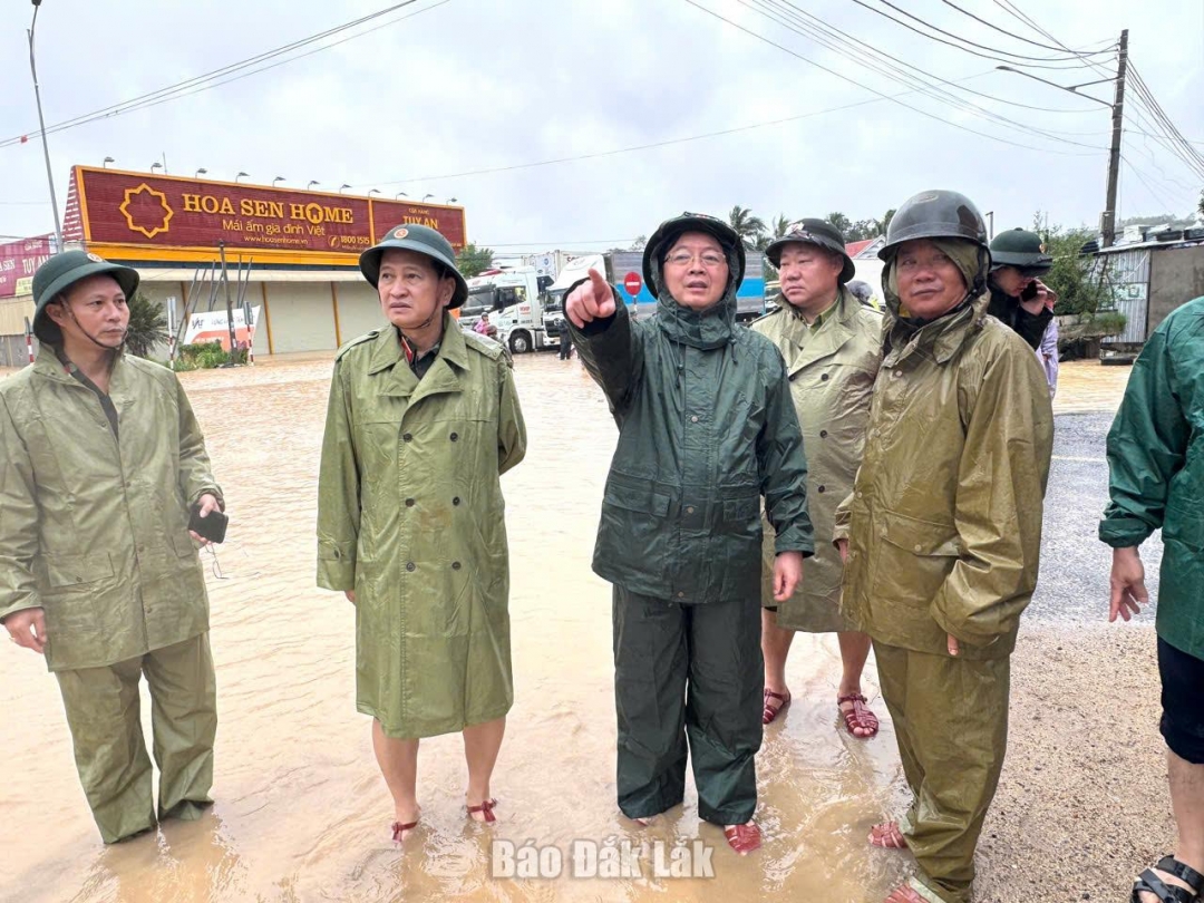 Phó Thủ tướng Hồ Quốc Dũng kiểm tra và chỉ đạo công tác ứng phó với lũ lụt tại xã Tuy An Bắc. Ảnh: Tuyết Hương