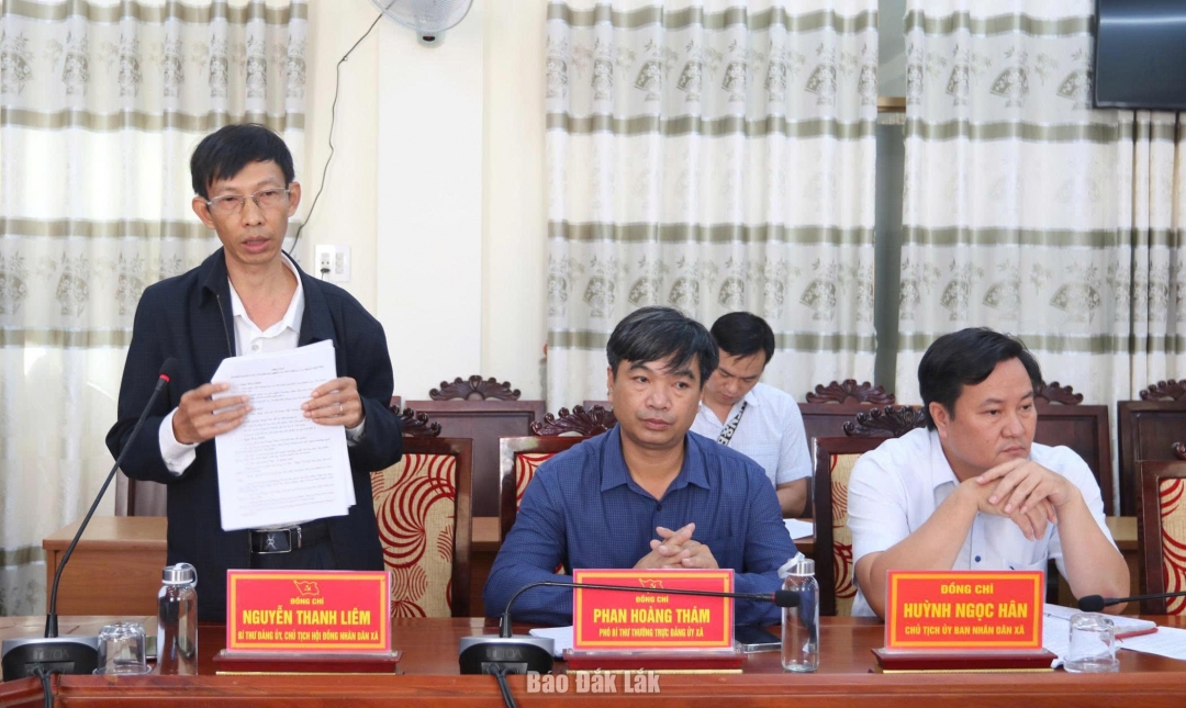 Bí thư Đảng ủy, Chủ tịch HĐND xã Tuy An Bắc Nguyễn Thanh Liêm báo cáo thiệt hại do mưa lũ gây ra trên địa bàn xã