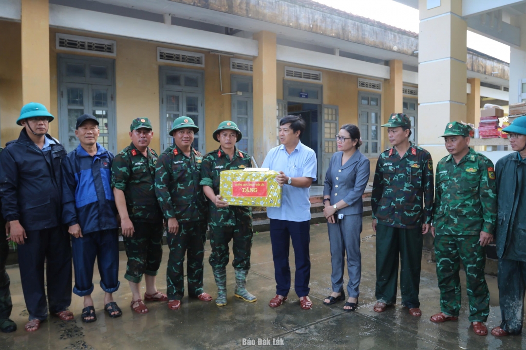 Ủy viên dự khuyết Trung ương Đảng, Bí thư Tỉnh ủy Lương Nguyễn Minh Triết thăm, động viên các lực lượng tham gia hỗ trợ khắc phục thiệt hại tại Trường tiểu học An Ninh Tây.