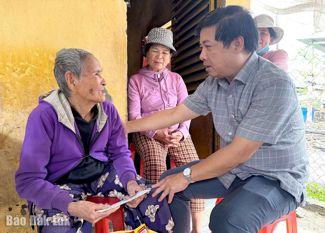 Ủy viên dự khuyết Trung ương Đảng, Bí thư Tỉnh ủy Lương Nguyễn Minh Triết chia sẻ trước những khó khăn của người dân.