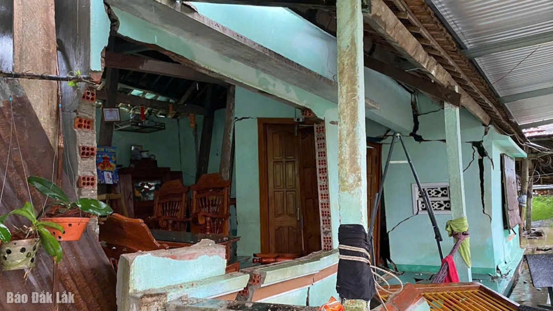 Nhà của một hộ dân bị hư hỏng nghiêm trọng.
