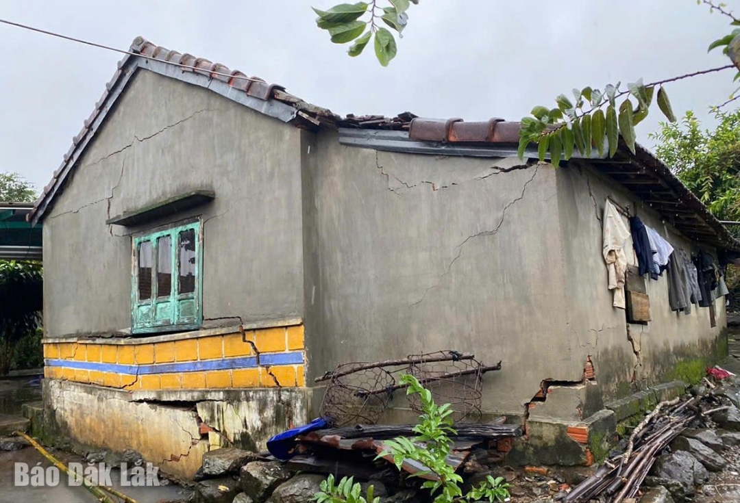Một ngôi nhà ở xóm Lớn, thôn Vĩnh Xuân bị nứt tường xung quanh.