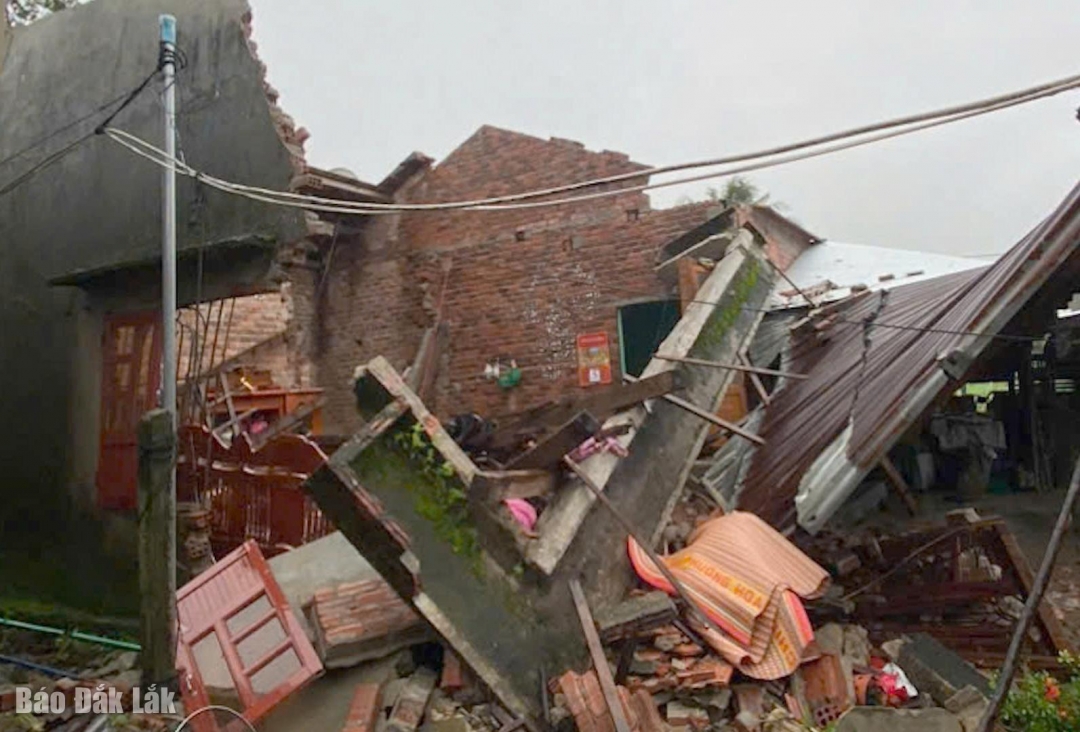 Một ngôi nhà bị ngã đổ hoàn toàn do sụt trượt nền đất.