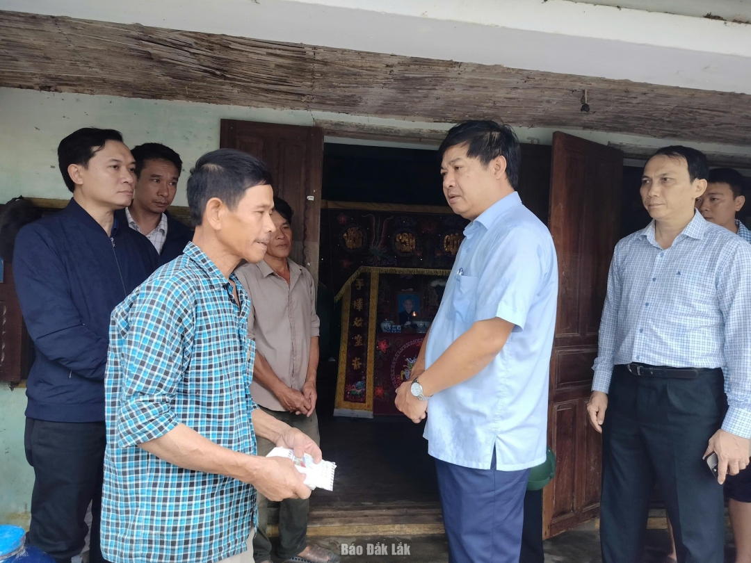Ủy viên dự khuyết Trung ương Đảng, Bí thư Tỉnh ủy Lương Nguyễn Minh Triết thăm, động viên gia đình bà Trần Thị Cúc, ở thôn Định Phong bị tử vong do mưa lũ. Ảnh: Văn Pháp