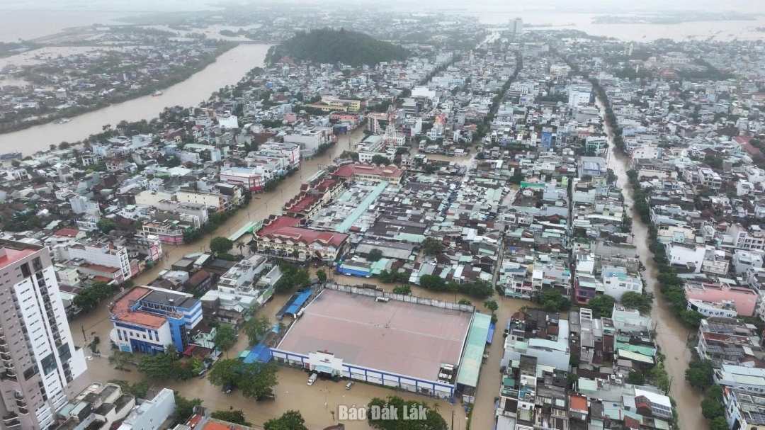 Nước ngập khắp các nẻo đường của phường Tuy Hòa.