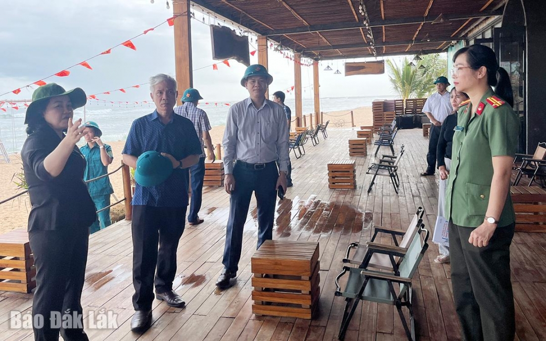 Lãnh đạo phường Tuy Hòa vận động các hộ kinh doanh khu vực biển nơi dễ bị ảnh hưởng do bão.