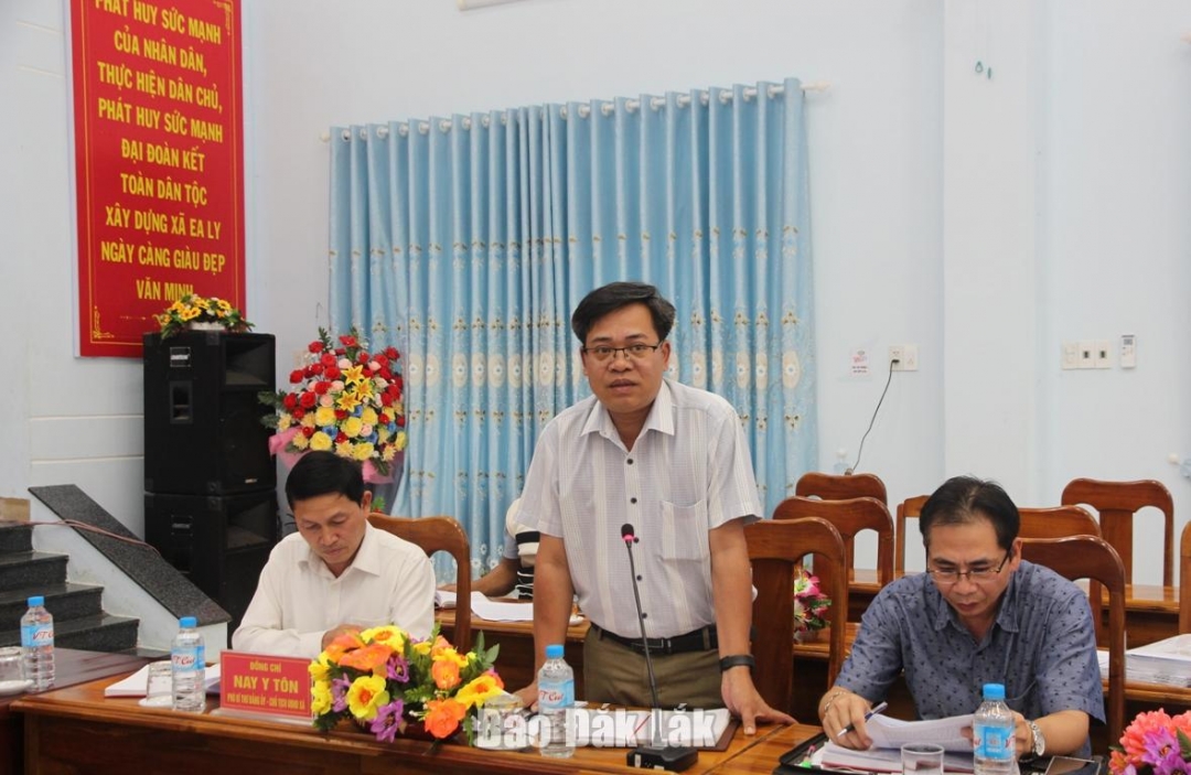 Đại diện lãnh đạo xã Ea Ly báo cáo tại buổi giám sát.