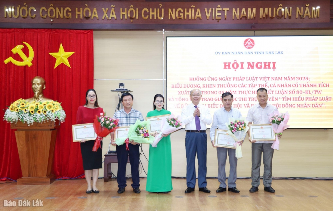 Các cá nhân có thành tích xuất sắc nhận Bằng khen của UBND tỉnh.