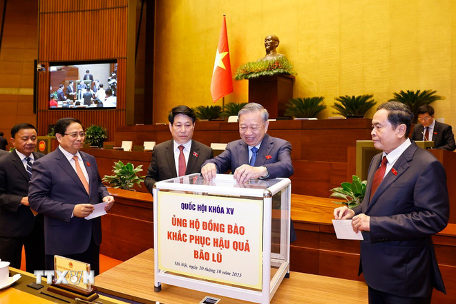 Tổng Bí thư Tô Lâm, Chủ tịch nước Lương Cường, Thủ tướng Phạm Minh Chính, Chủ tịch Quốc hội Trần Thanh Mẫn và đại biểu Quốc hội ủng hộ đồng bào khắc phục hậu quả bão lũ. Ảnh: TTXVN