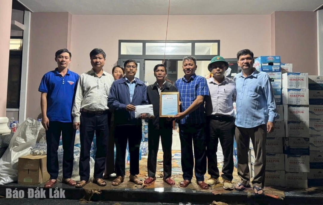 UBMTTQ phường Thành Nhất trao nhu yếu phẩm và các vật dụng cần thiết cho nhân dân phường Bình Kiến