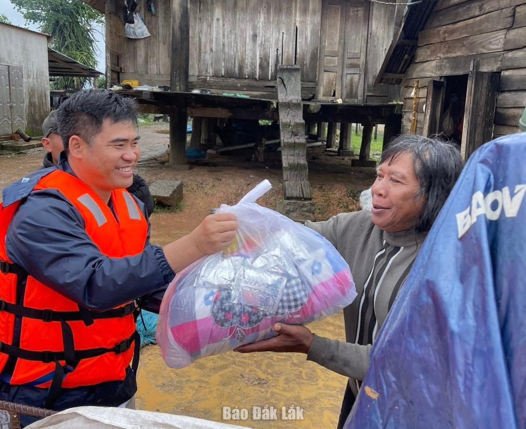 Các vật dụng thiết yếu được trao tận tay bà con vùng lũ.