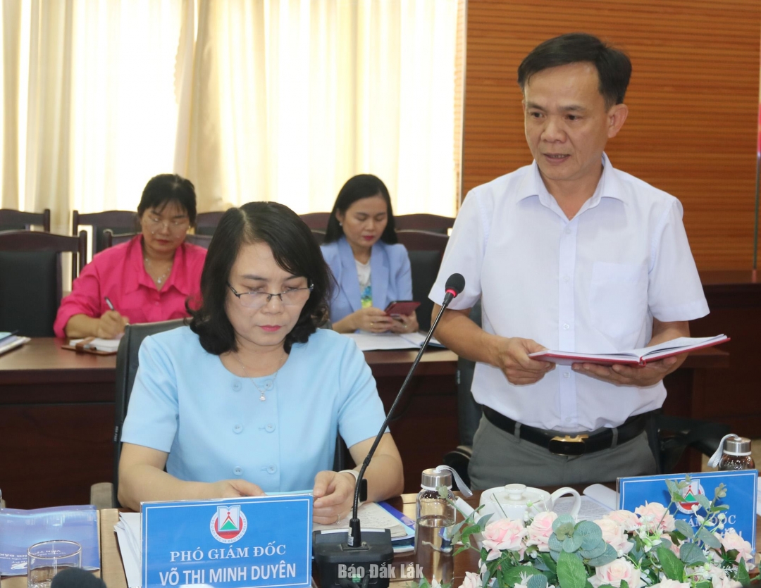 Phó Giám đốc Sở GD&ĐT Phạm Huy Văn làm rõ các ý kiến tại hội nghị.