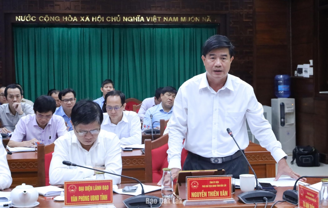 Phó Chủ tịch UBND tỉnh Đắk Lắk Nguyễn Thiên Văn phát biểu ý kiến tại cuộc họp.