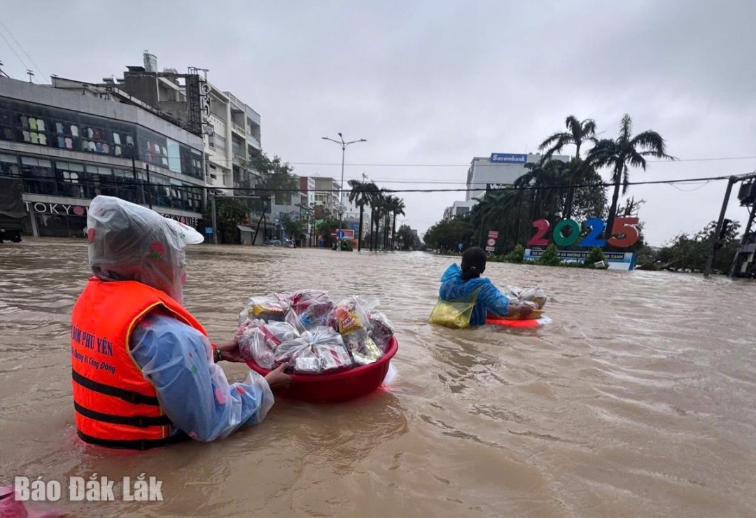 Hội Thiện nguyện Đom Đóm Phú Yên lội nước lũ vận chuyển lương thực, thực phẩm cho bà con ở các vùng cô lập.