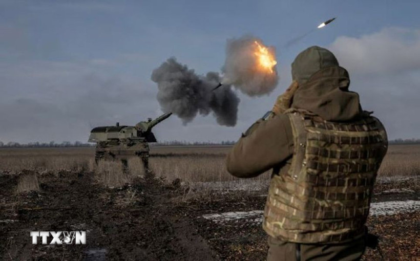 Binh sỹ Ukraine bắn lựu pháo bọc thép 2000 trong cuộc xung đột với Nga. Ảnh: TTXVN