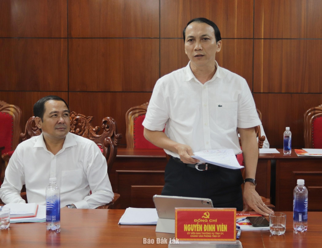 Ủy viên Ban Thường vụ Tỉnh ủy, Chánh Văn phòng Tỉnh ủy Nguyễn Đình Viên tham gia ý kiến tại buổi làm việc.
