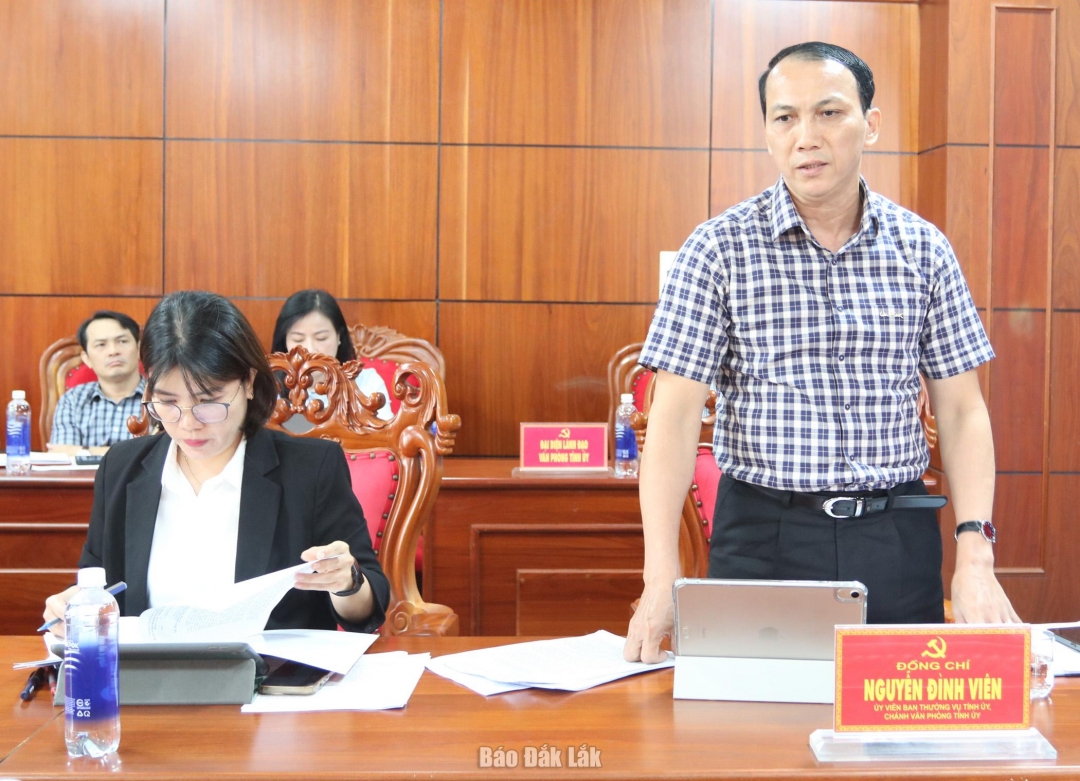 Ủy viên Ban Thường vụ Tỉnh ủy, Chánh Văn phòng Tỉnh ủy Nguyễn Đình Viên tham gia ý kiến tại buổi làm việc.