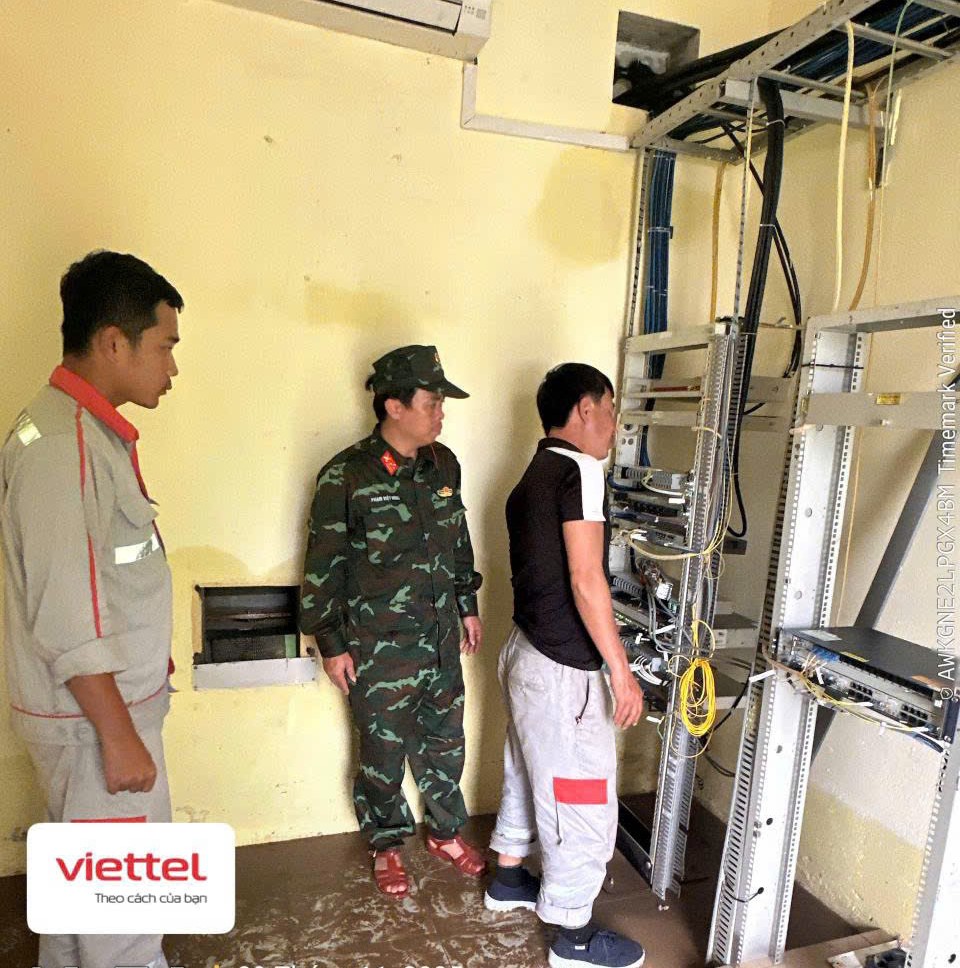 Viettel Đắk Lắk khắc phục hạ tầng viễn thông khu vực phía Đông tỉnh sau mưa lũ. 