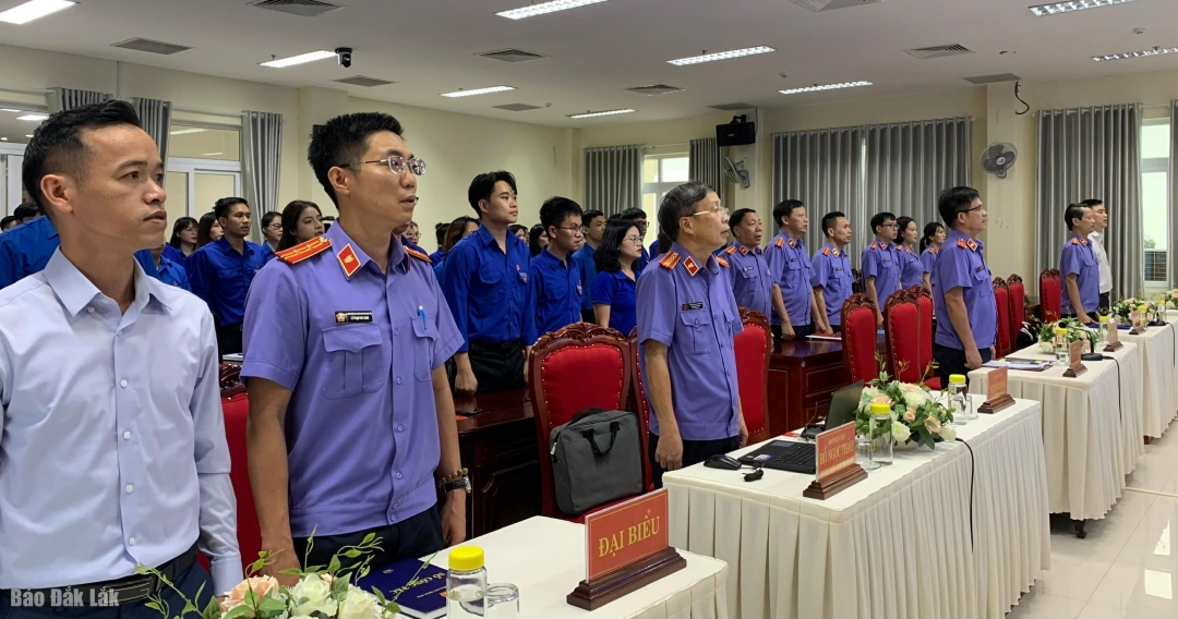 Các đại biểu dự đại hội tham gia lễ chào cờ. 