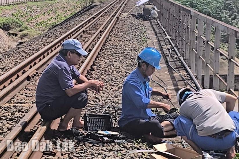 Cán bộ, nhân viên VNPT nhanh chóng kết nối liên lạc các tuyến huyết mạch