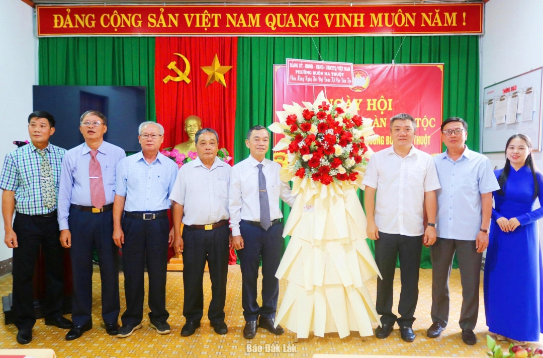 Phó Bí thư Đảng uỷ, Chủ tịch UBND phường Buôn Ma Thuột Nguyễn Thanh Vũ cùng lãnh đạo phường Buôn Ma Thuột tặng hoa chúc mừng Ngày hội tại Tổ dân phố 13 Tân Thành.