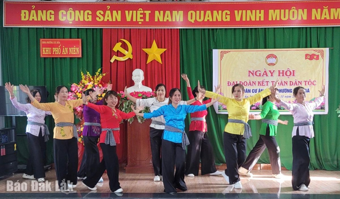 Hát múa mừng ngày hội.