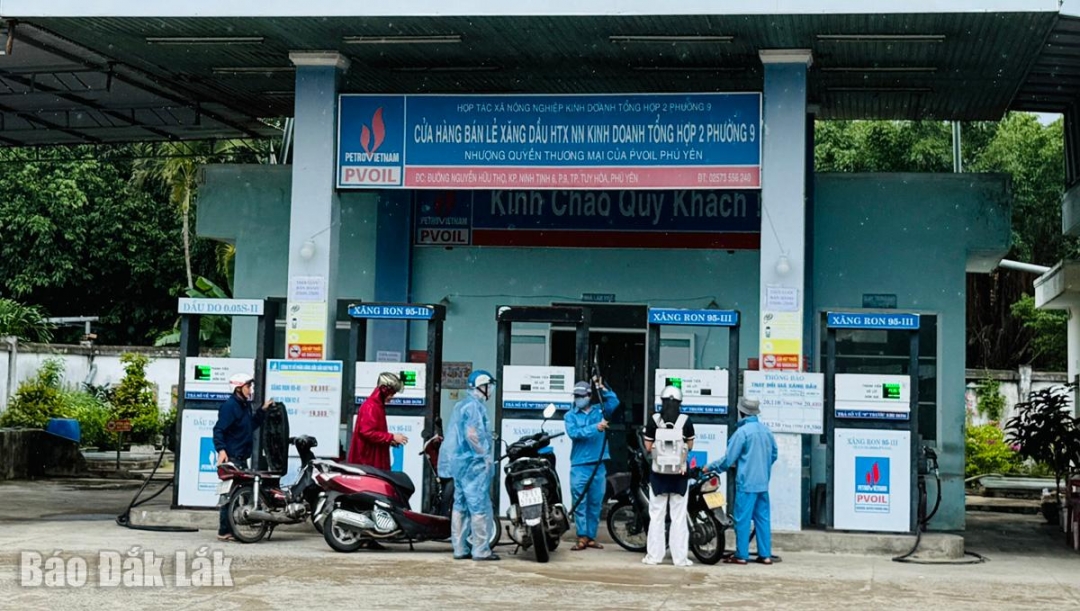 Cùng với tích trữ lương thực nhiều người dân xã, phường phía Đông cũng tích trữ nhiên liệu để phòng tránh nếu có bị chia cắt mưa lũ kéo dài.