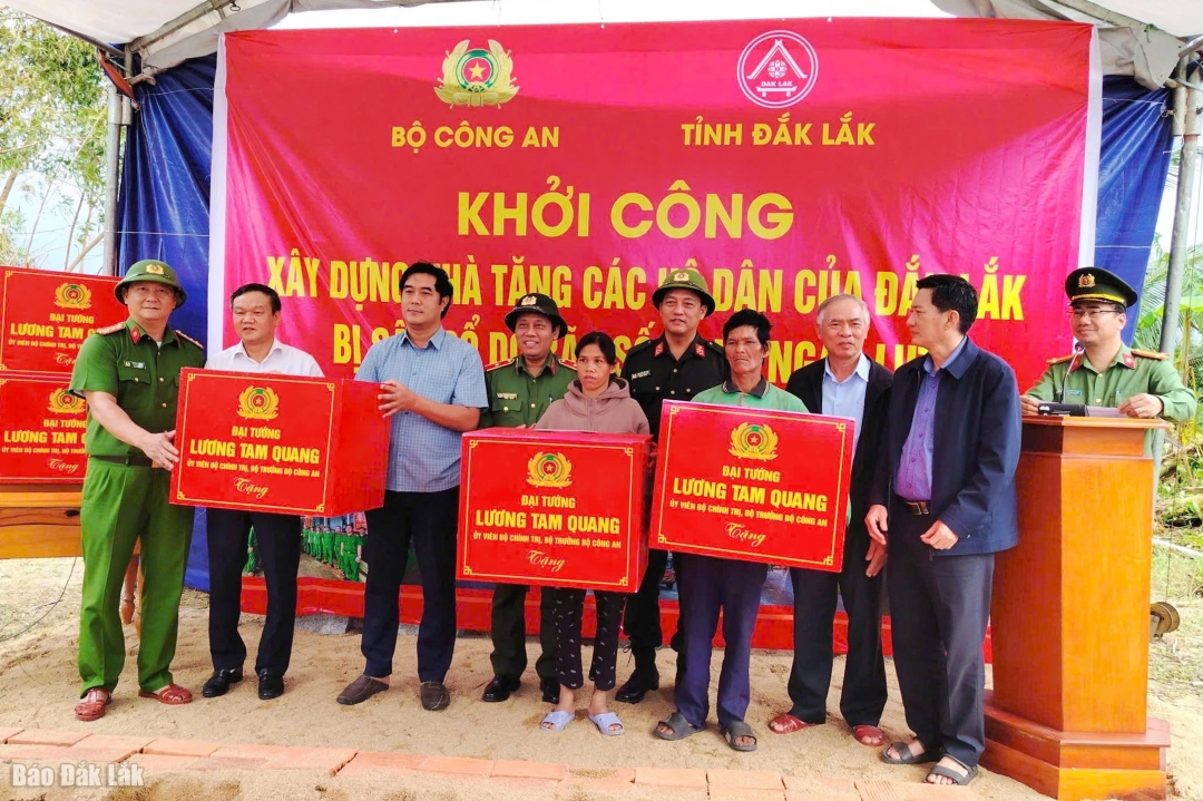 Thừa ủy quyền, Thiếu tướng Nguyễn Hồng Nguyên đã trao nhiều phần quà của Bộ trưởng Bộ Công an tặng các lực lượng vũ trang, cấp ủy, chính quyền cơ sở đã có nhiều nỗ lực, đóng góp cho việc ứng phó, khắc phục hậu quả của 2 đợt thiên tai tại Đắk Lắk. 