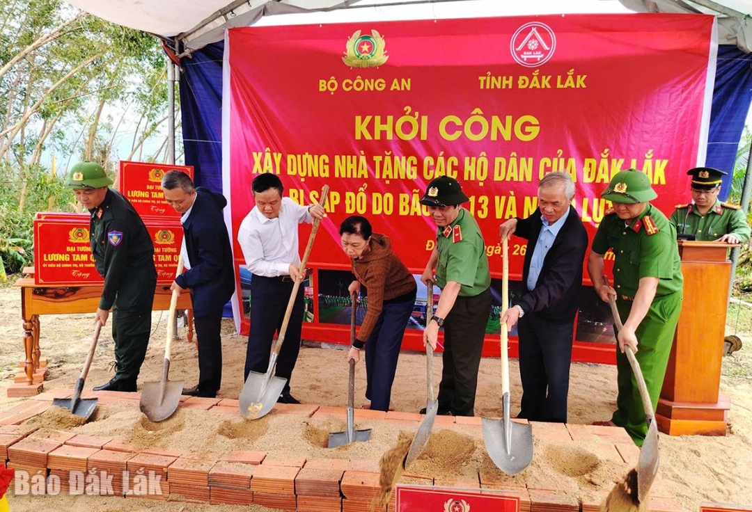 Lãnh đạo Bộ Công an, lãnh đạo tỉnh và địa phương thực hiện nghi thức khởi công.