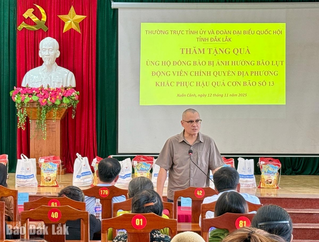 Đồng chí Phạm Đại Dương chia sẻ, động viên với chính quyền địa phương và người dân tại buổi thăm